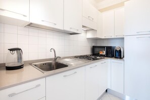 Mikrowelle, Ofen, Geschirrspüler, Wasserkocher mit Kaffee-/Teezubehör