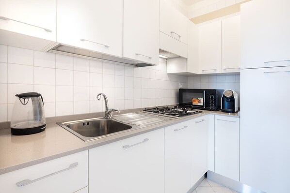 Een magnetron, een oven, een vaatwasser