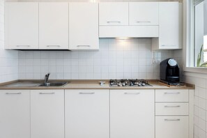 Microondas, horno, lavavajillas y cafetera y tetera 