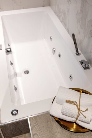 Shower, hair dryer, bidet, towels - Siano Luxury Suites -Riviera Collection (Rivabella)