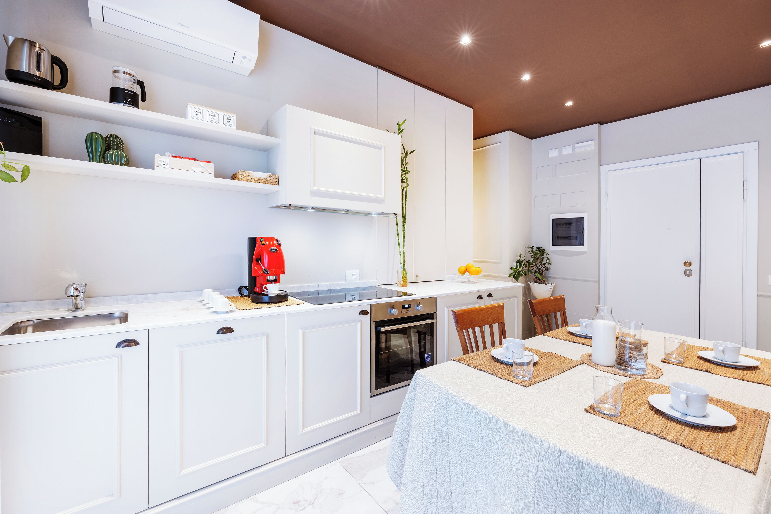 Kühlschrank, Mikrowelle, Ofen, Geschirrspüler