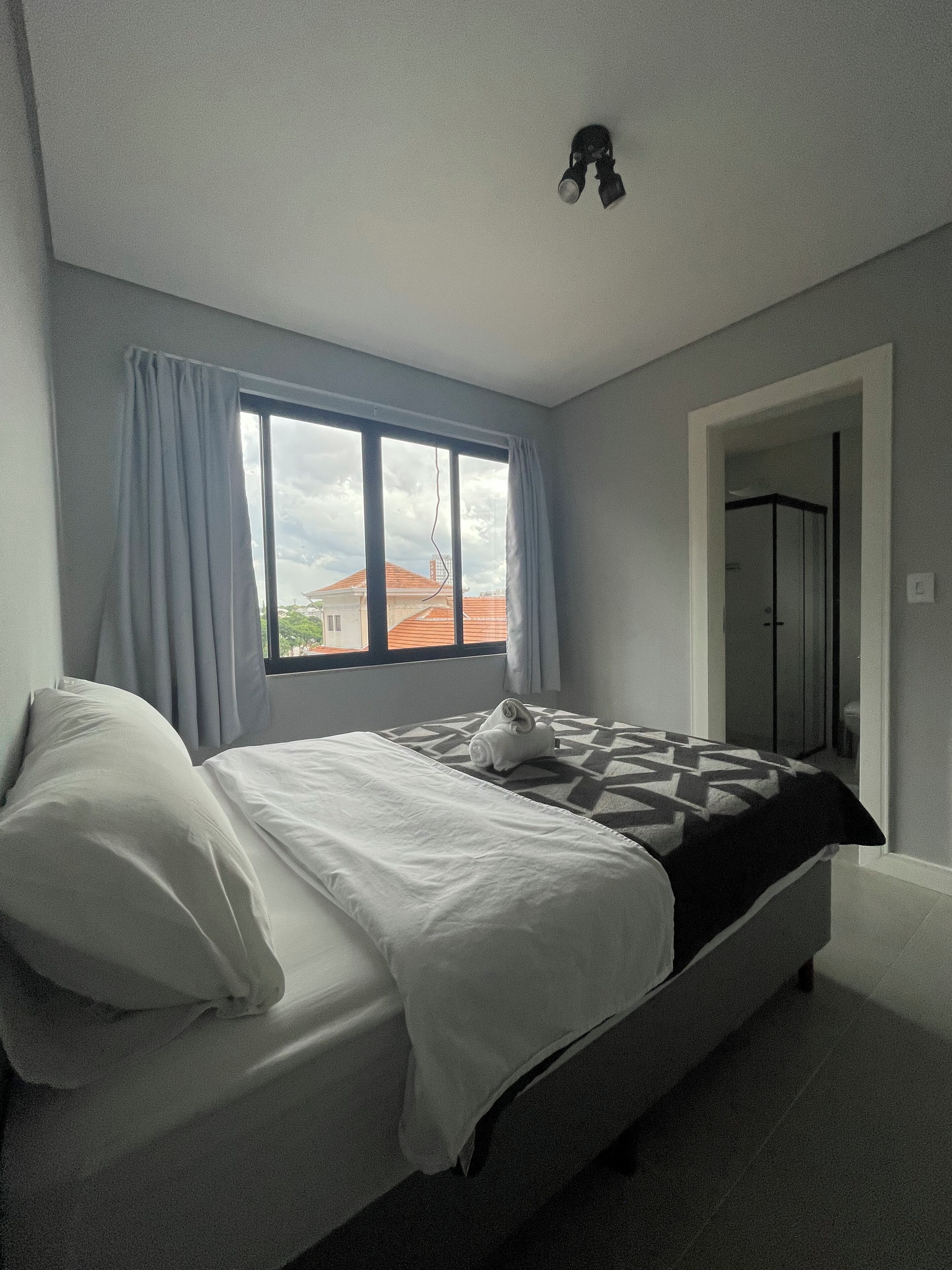 Une chambre à coucher avec un lit, une fenêtre et une porte.