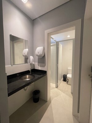 Bathroom - Social Hostel (Curitiba)