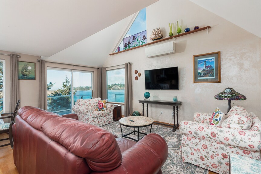 Beautiful Bayfront Home With Panoramic View And Equipped Kitchen - Waldport, OR
