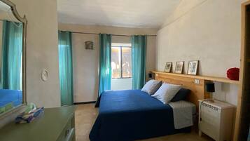 1 chambre, fer et planche Ă repasser, Wi-Fi gratuit, draps fournis