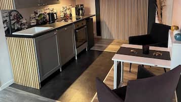 Fridge, oven, stovetop, dishwasher