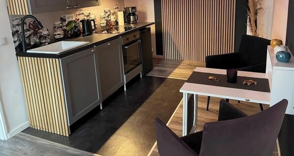 Fridge, oven, stovetop, dishwasher