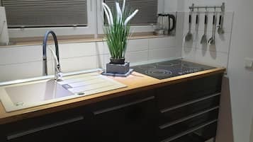 Frigorifero, microonde, forno, piano cottura