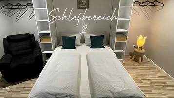 Tabla de planchar con plancha, wifi y ropa de cama