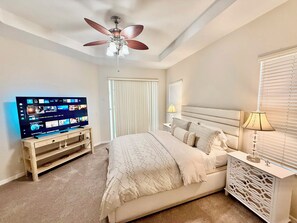 Bureau, fer et planche à repasser, accès au Wi-Fi (inclus)