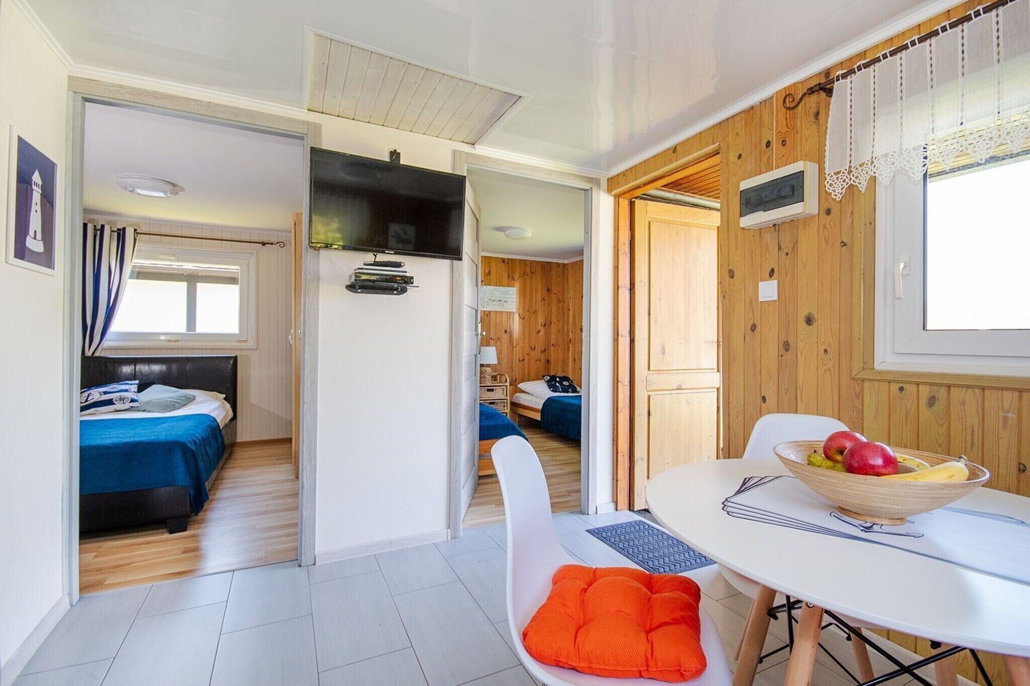 2 bedrooms, travel crib, WiFi (free), bed sheets