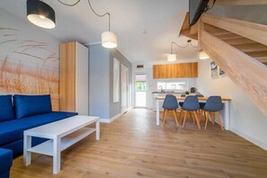 Smart TV - Holiday homes with pool, close to the beach (Rewal)