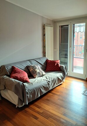Smart TV, books, computer monitors - Lovely and Charming Nest close to Porta Romana (Milano)