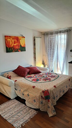 1 habitación, tabla de planchar con plancha, wifi gratis y ropa de cama 