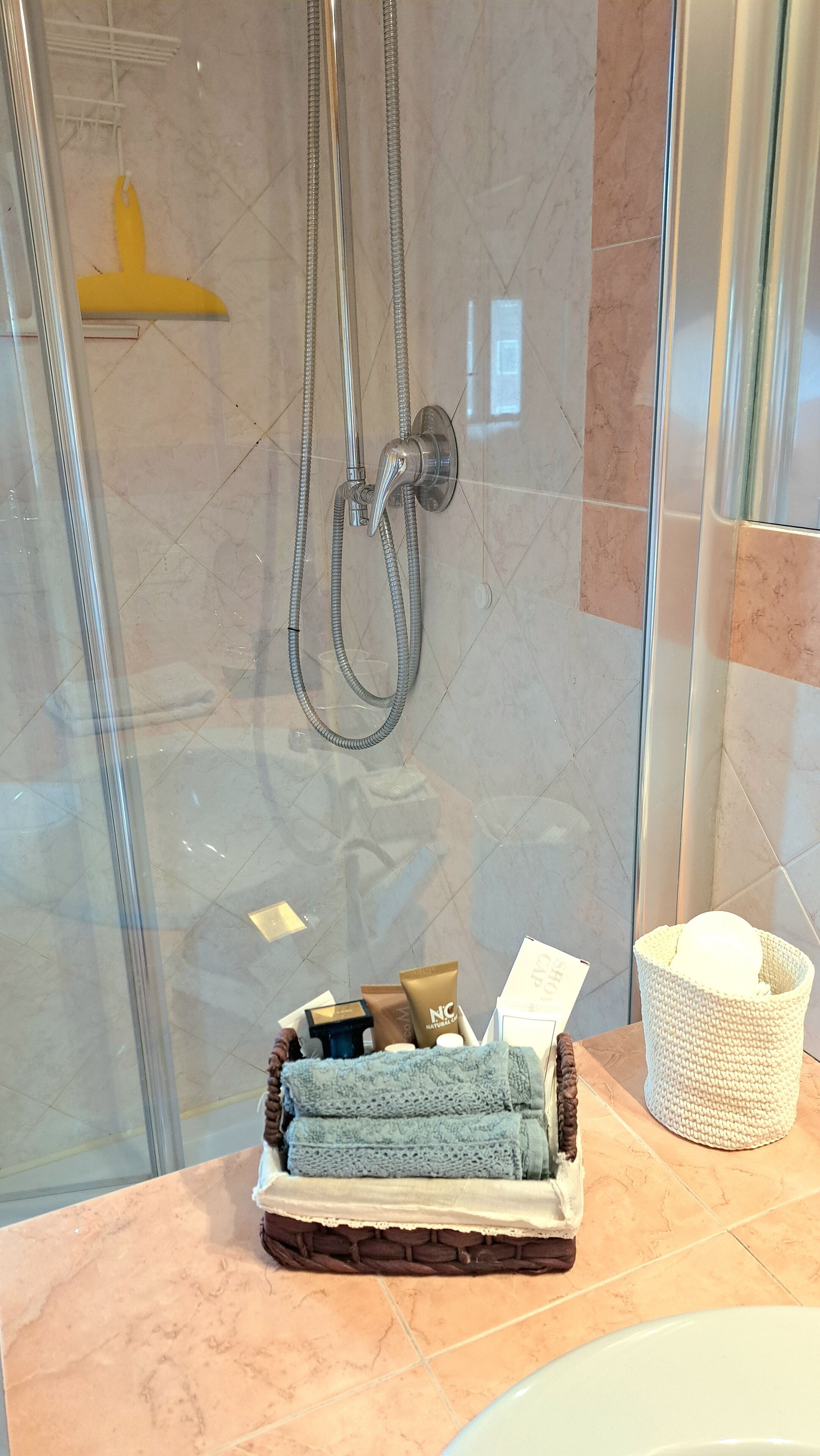 Een douche,  milieuvriendelijk toiletgerief, een haardroger, een bidet