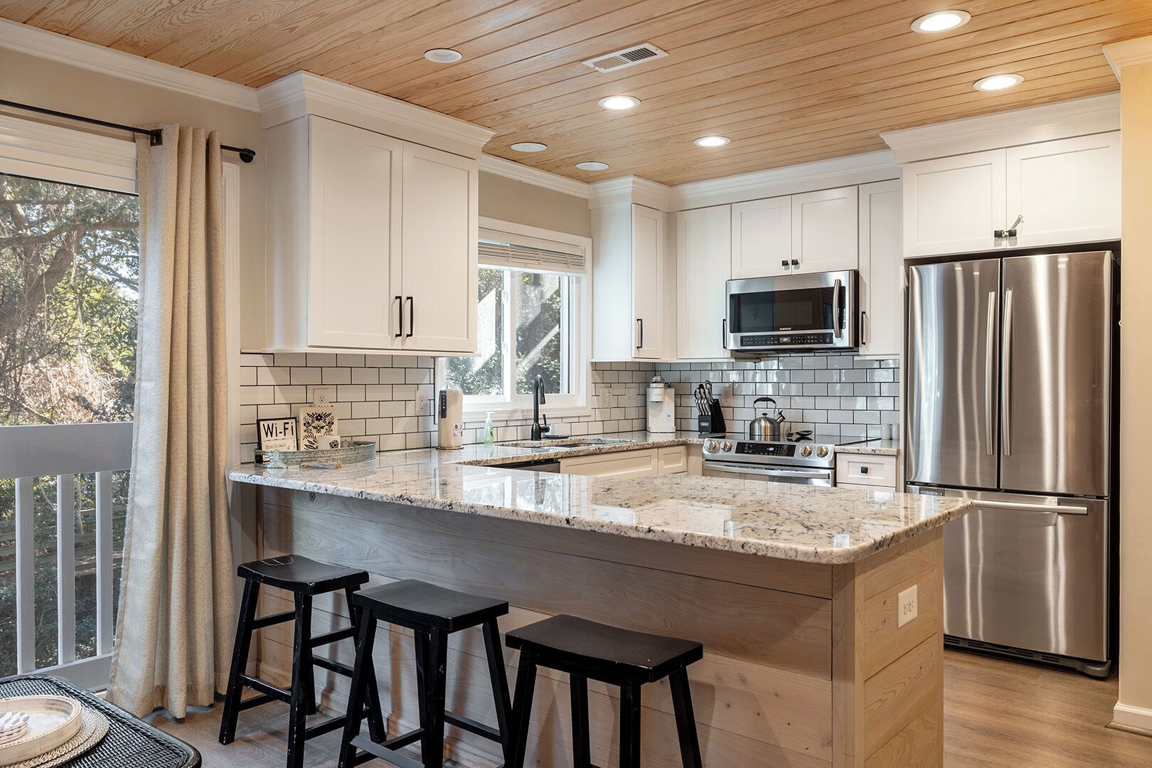 Réfrigérateur, four à micro-ondes, un four, lave-vaisselle