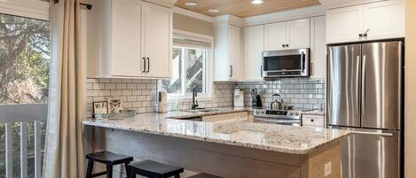 Kjøleskap, mikrobølgeovn, ovn og oppvaskmaskin