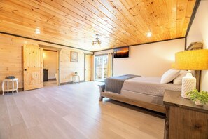 Desk, iron/ironing board, travel cot, free WiFi - Spacious 6BD w/ Pool | Hot Tub + Theater + Games | (Sevierville)