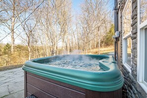 Outdoor spa tub - Spacious 6BD w/ Pool | Hot Tub + Theater + Games | (Sevierville)