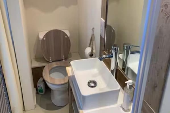 Dusche, Haartrockner, HandtĂŒcher