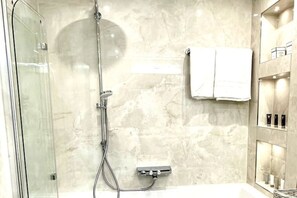 Hair dryer, bidet, towels, soap - Adina vacation apartment (Teltow)