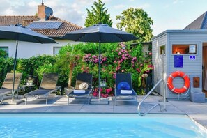 Outdoor pool, a heated pool - Adina vacation apartment (Teltow)