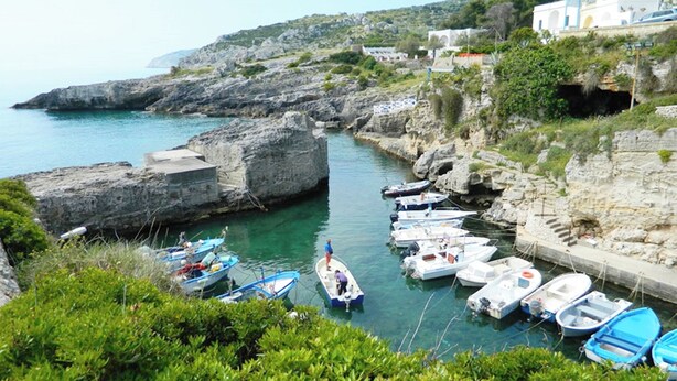 A coastal marina with boats docked, rocky cliffs, and buildings in the background. - Villetta Murena - Con Piscina Privata E Vista Mare (Corsano)