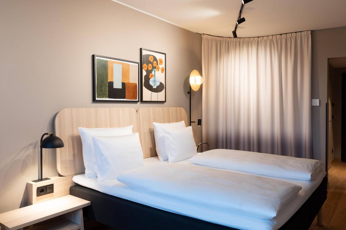 Superior Double Room with access to lounge "Living Room" | Safe på rommet, skrivebord for bærbar PC og blendingsgardiner