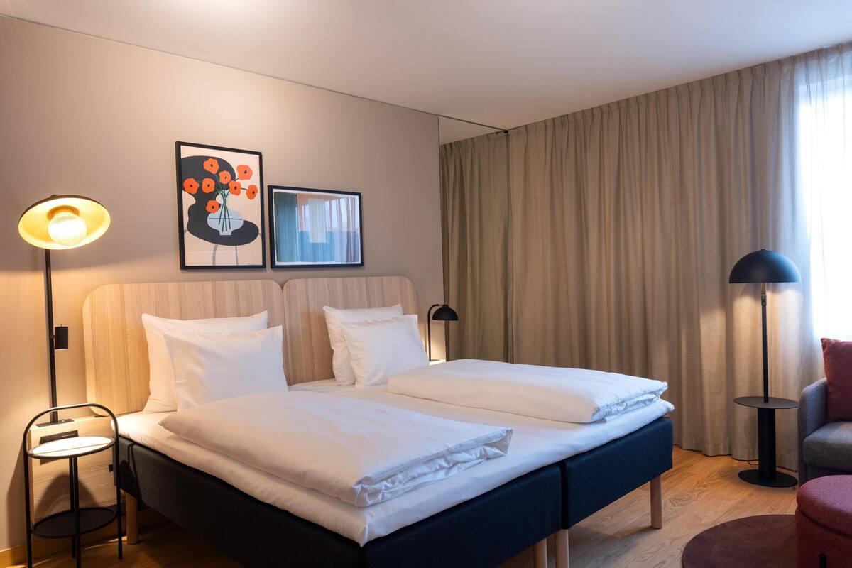 Junior Suite with access to lounge "Living Room" | Safe på rommet, skrivebord for bærbar PC og blendingsgardiner