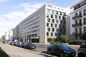 A modern building with a sign that reads 'Scandic'. - Scandic Charlottenburg (Berlin)