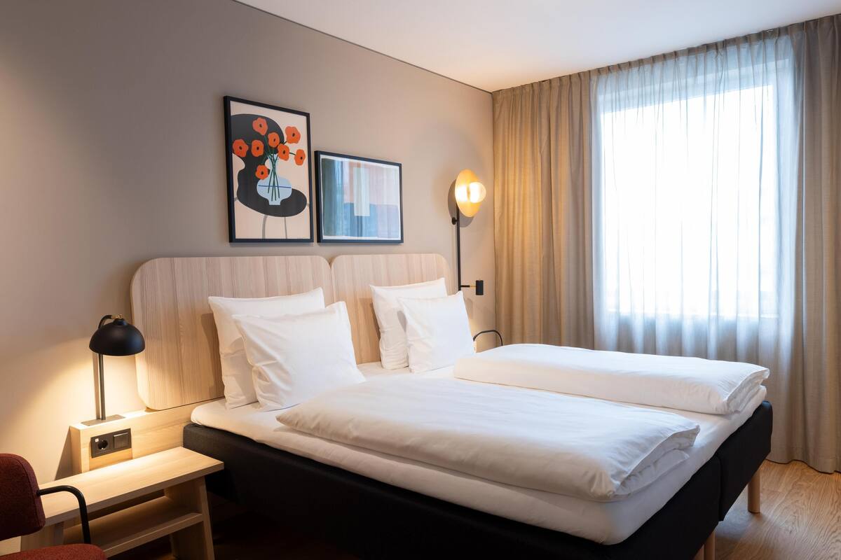 Master Suite with access to lounge "Living Room" | Safe på rommet, skrivebord for bærbar PC og blendingsgardiner