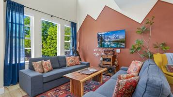 Smart TV, chimenea, futbolito, libros