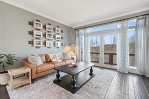 Smart-tv, een open haard en boeken