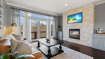 TV connectée, cheminée, livres