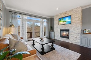 Smart-tv, een open haard en boeken