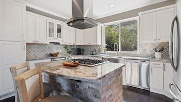 Een koelkast, een magnetron, een oven, een kookplaat