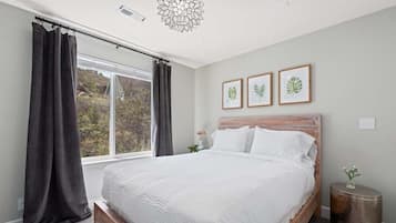 Bureau, fer et planche Ă repasser, lit parapluie, accĂšs Internet