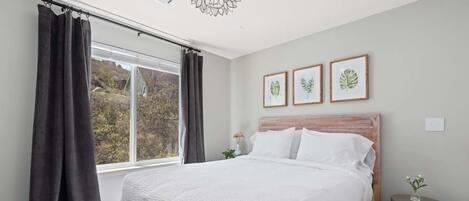 Skrivebord, strygejern/strygebræt, weekendseng, internetforbindelse