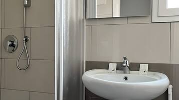 Dusche, Haartrockner, HandtĂŒcher