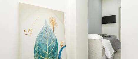 Tabla de planchar con plancha, wifi y ropa de cama