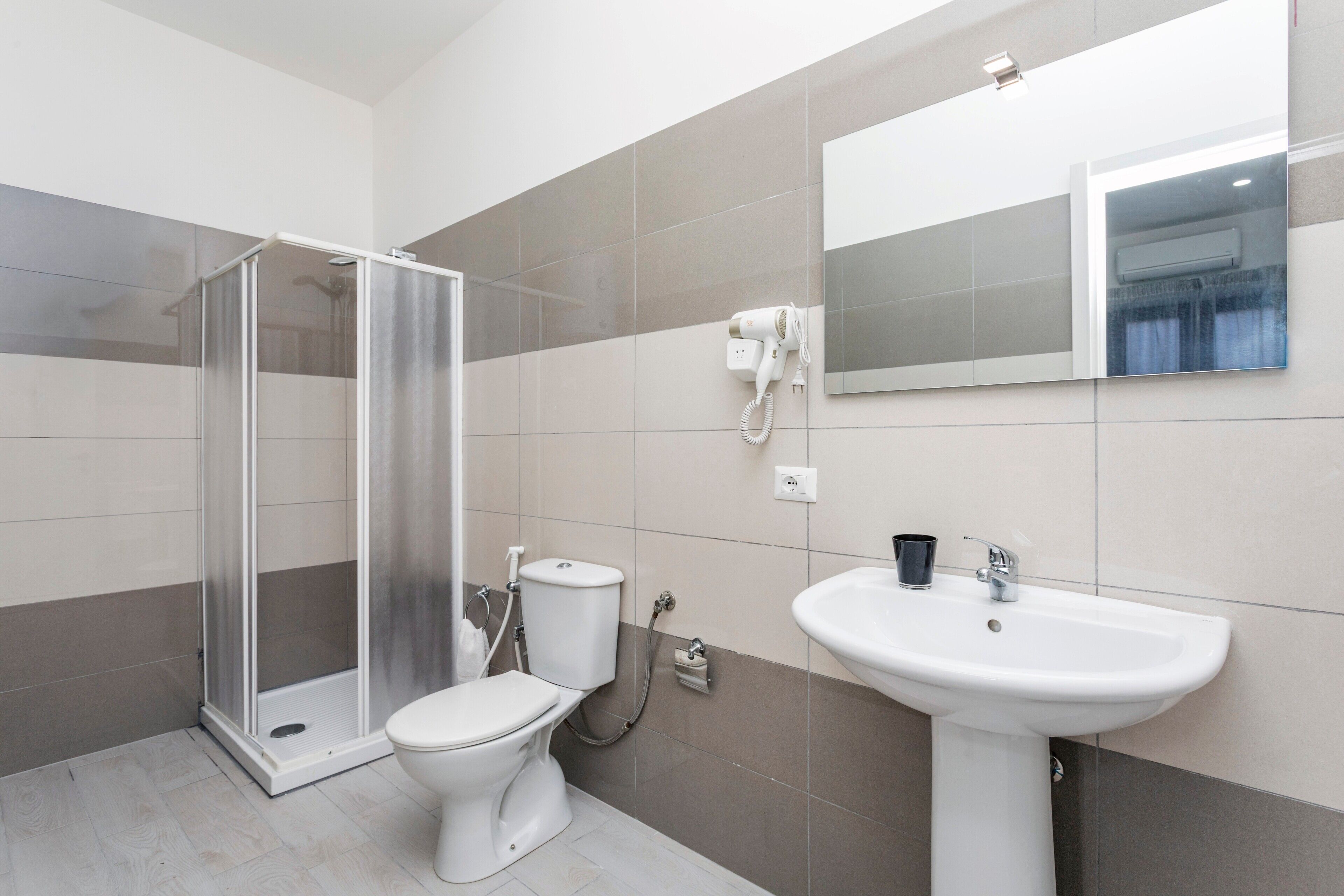 Een douche, een haardroger, handdoeken