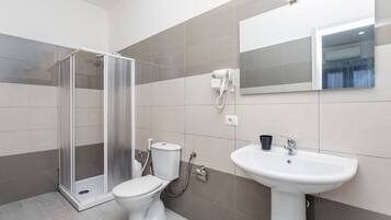 Een douche, een haardroger, handdoeken