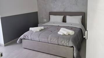 BĂŒgeleisen/BĂŒgelbrett, WLAN, BettwĂ€sche