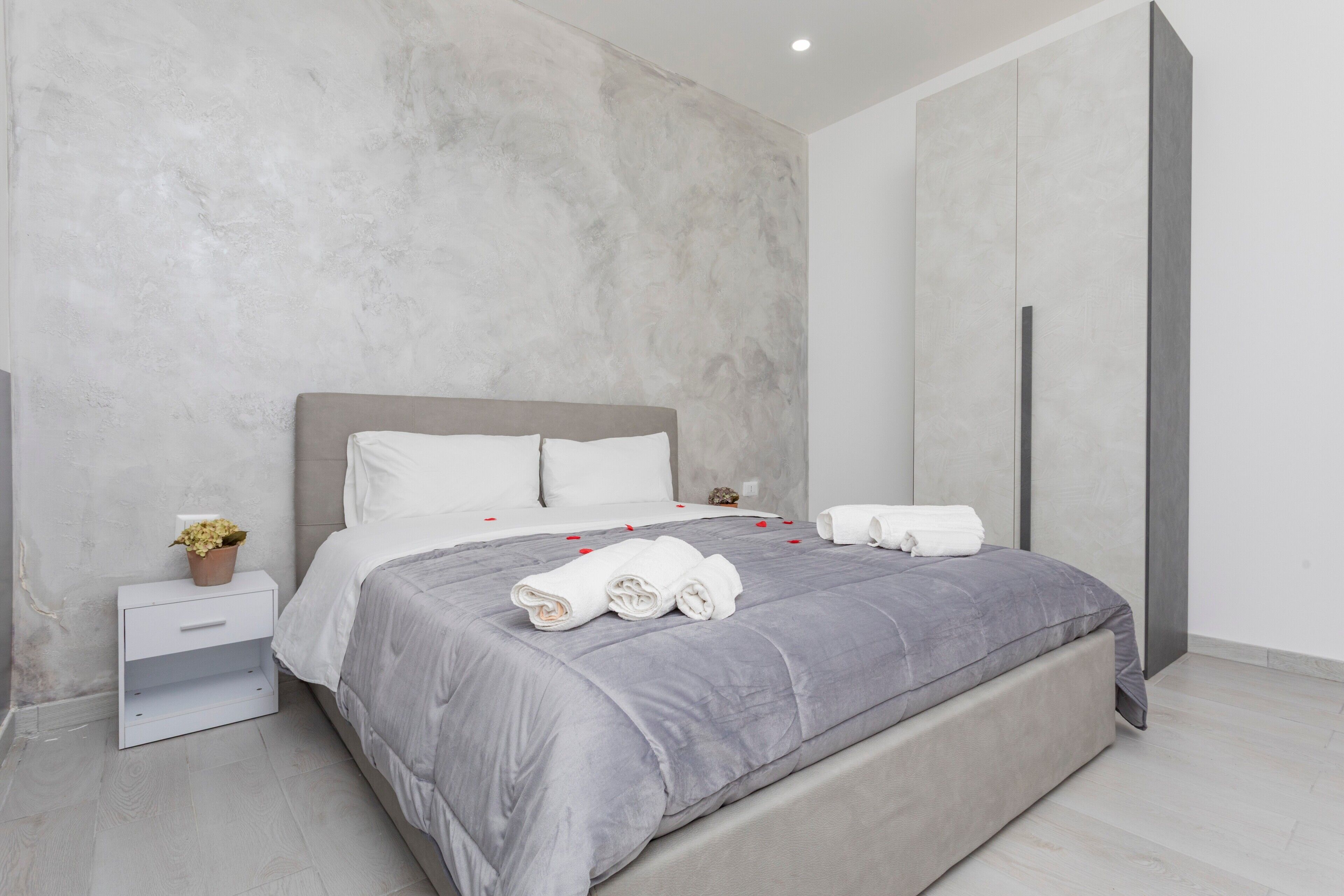 Een strijkplank/strijkijzer, wifi, beddengoed