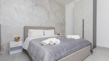 Een strijkplank/strijkijzer, wifi, beddengoed