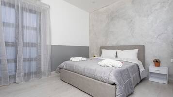 Een strijkplank/strijkijzer, wifi, beddengoed