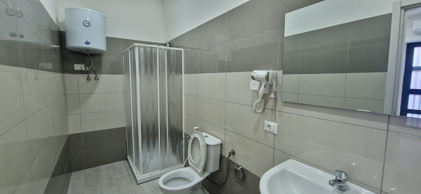 Dusche, Haartrockner, Handtücher