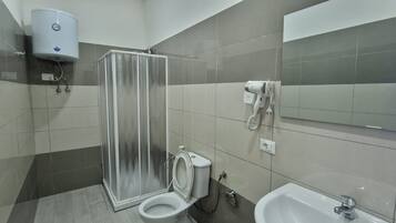 Dusche, Haartrockner, HandtĂŒcher