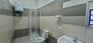 Dusche, Haartrockner, Handtücher