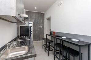 Kühlschrank, Mikrowelle, Wasserkocher mit Kaffee-/Teezubehör